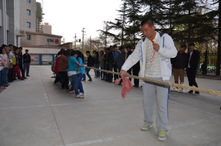 第二届拔河比赛落下帷幕 2013-4-25
