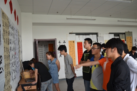 学院成功举办首届学生书画交流大会 2013-6-13
