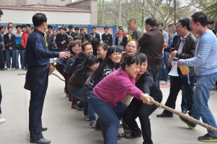 第二届拔河比赛落下帷幕 2013-4-25